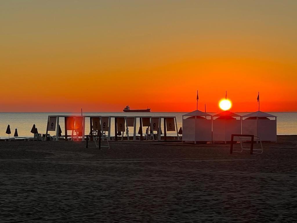 Apartamento 1ª Linea De Playa - Con Piscina Y Parking Playa de Gandia Dış mekan fotoğraf