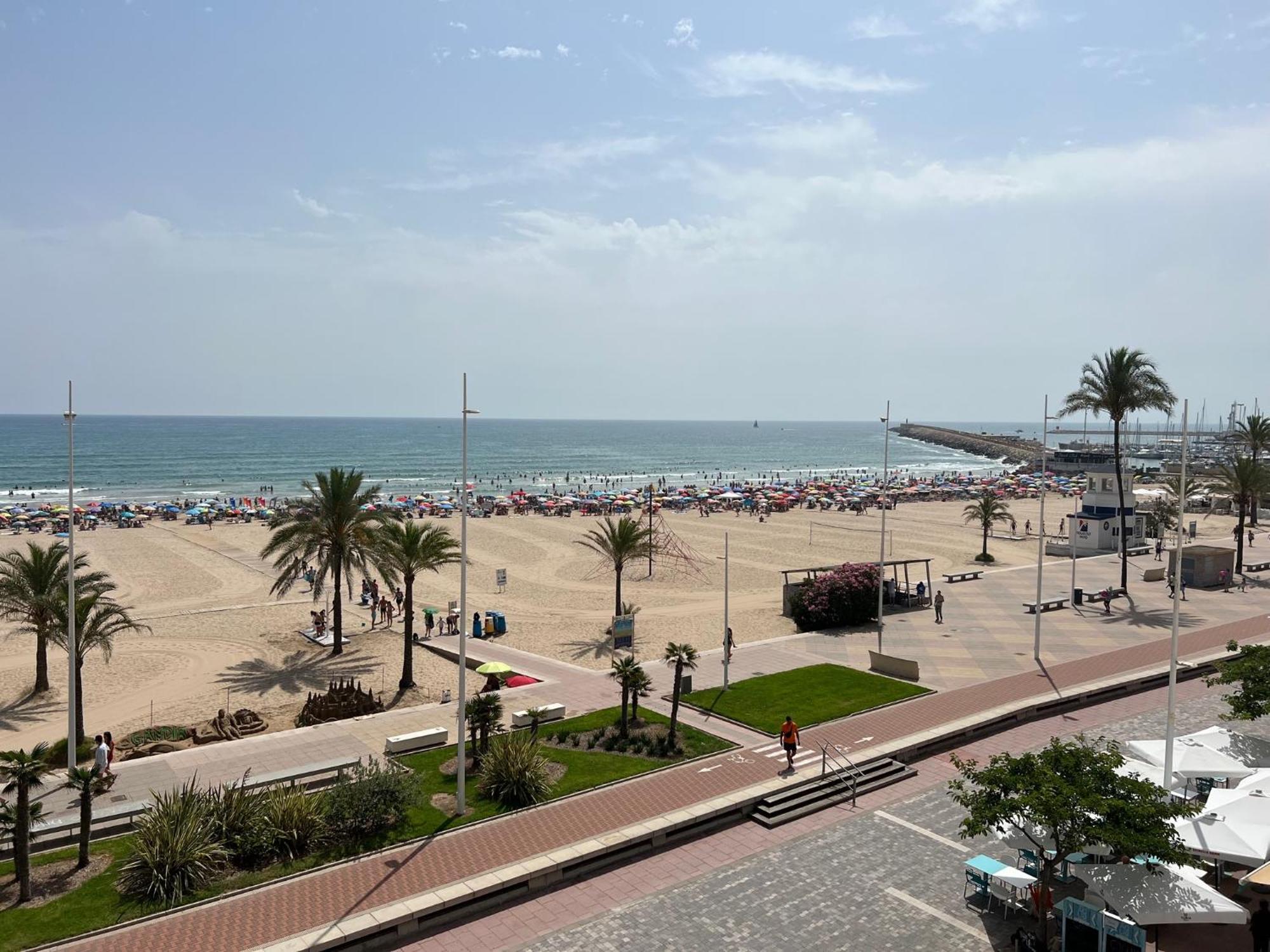 Apartamento 1ª Linea De Playa - Con Piscina Y Parking Playa de Gandia Dış mekan fotoğraf